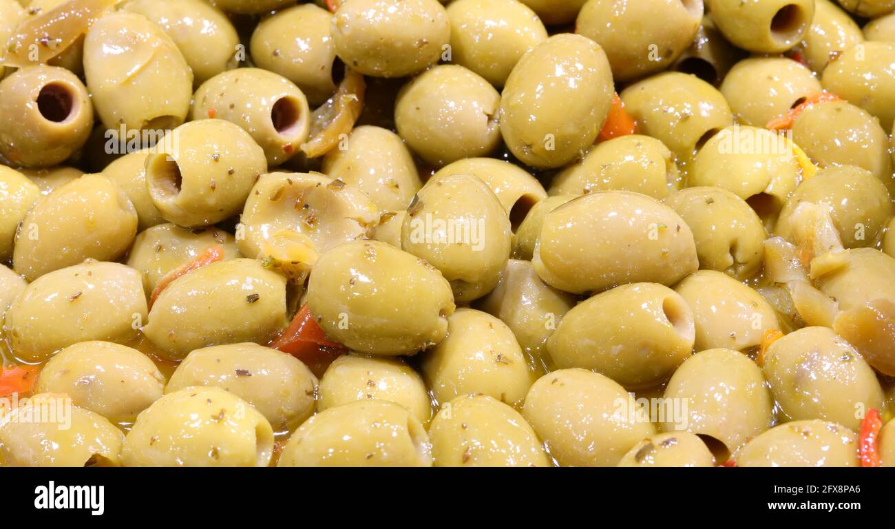 Hintergrund der grünen Oliven in Salzlake zum Verkauf in der Marktstände in Süditalien Stockfoto
