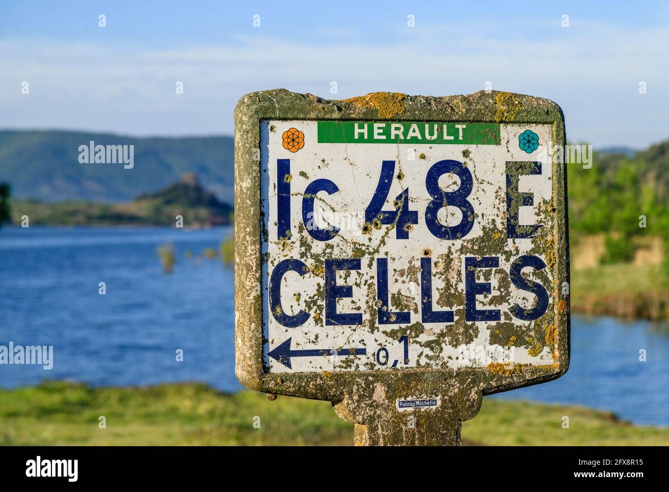 France, Herault, Lac du Salagou, Celles, Wegweiser in Richtung Celles // France, Hérault (34), lac du Salagou, Celles, panneau signalis Stockfoto