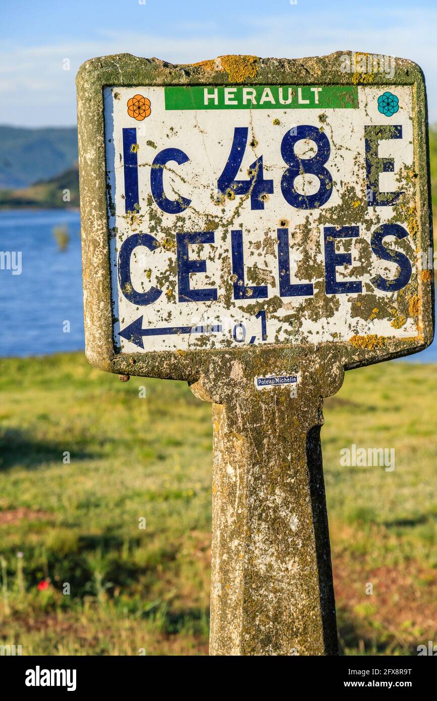 France, Herault, Lac du Salagou, Celles, Wegweiser in Richtung Celles // France, Hérault (34), lac du Salagou, Celles, panneau signalis Stockfoto