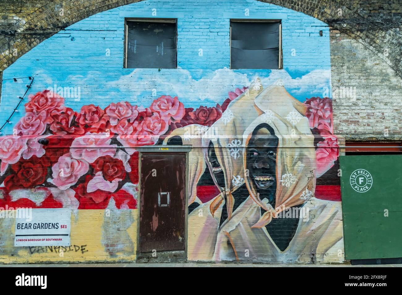 London, Großbritannien. Mai 2021. Koby Martin mit seiner Arbeit Spotlight Dreams - Beyond Boundaries - die Ergebnisse einer neuen, einjährigen auftragsarbeit junger Londoner Künstler während des Lockdown für eine Partnerschaft zwischen Tate Collective und Better Bankside. Das Projekt lud fünf aufstrebende Künstler ein, jeweils ein Kunstwerk zu produzieren, das auf Lockdown, die Lockerung von Einschränkungen und die Chance reagiert, Menschen wieder zu sehen. Die am 26. Mai startenden Kunstwerke bleiben mindestens 12 Monate an Orten rund um die Tate Modern und Bankside in Kraft. Kredit: Guy Bell/Alamy Live Nachrichten Stockfoto