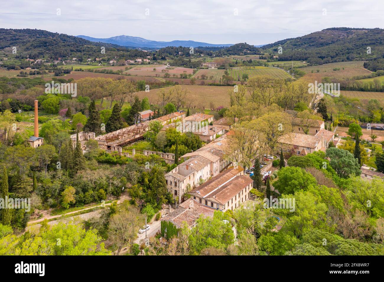 Frankreich, Herault, Villeneuvette, Dorffabrik mit der ehemaligen königlichen Leinenfabrik (Luftaufnahme) // Frankreich, Hérault (34), Villeneuvette, Village-usin Stockfoto