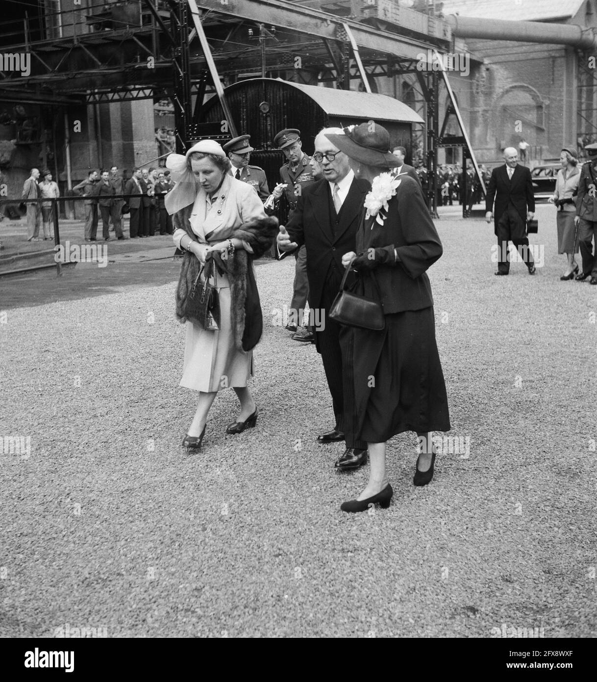 Besuch des Königspaares in Luxemburg Stahlwerk, 20. Juni 1951, Königliches Paar, STAHLWERKE, Visits, Niederlande, Foto der Presseagentur des 20. Jahrhunderts, zu erinnerende Nachrichten, Dokumentarfilm, historische Fotografie 1945-1990, visuelle Geschichten, Menschliche Geschichte des zwanzigsten Jahrhunderts, Momente in der Zeit festzuhalten Stockfoto