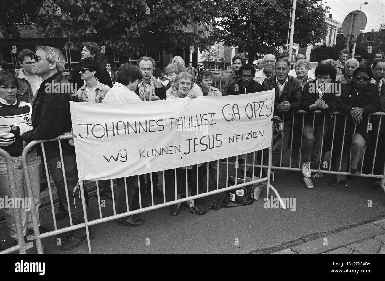 Besuch von Papst Johannes Paul II. In den Niederlanden; Demonstranten im Friedenspalast, 13. Mai 1985, Besuche, Demonstranten, päpste, Niederlande, Presseagentur des 20. Jahrhunderts, Foto, Nachrichten zum erinnern, Dokumentarfilm, historische Fotografie 1945-1990, visuelle Geschichten, Menschliche Geschichte des zwanzigsten Jahrhunderts, Momente in der Zeit festzuhalten Stockfoto