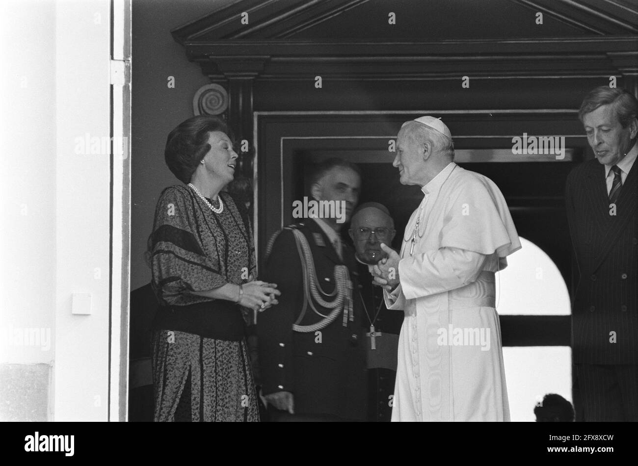 Besuch von Papst Johannes Paul II. In den Niederlanden; Empfang im Palast Huis ten Bosch, Königin Beatrix und dem Papst, 13. Mai 1985, Besuche, Königinnen, Empfänge, Päpste, Niederlande, Foto der Presseagentur des 20. Jahrhunderts, Nachrichten zum erinnern, Dokumentarfilm, historische Fotografie 1945-1990, visuelle Geschichten, Menschliche Geschichte des zwanzigsten Jahrhunderts, Momente in der Zeit festzuhalten Stockfoto