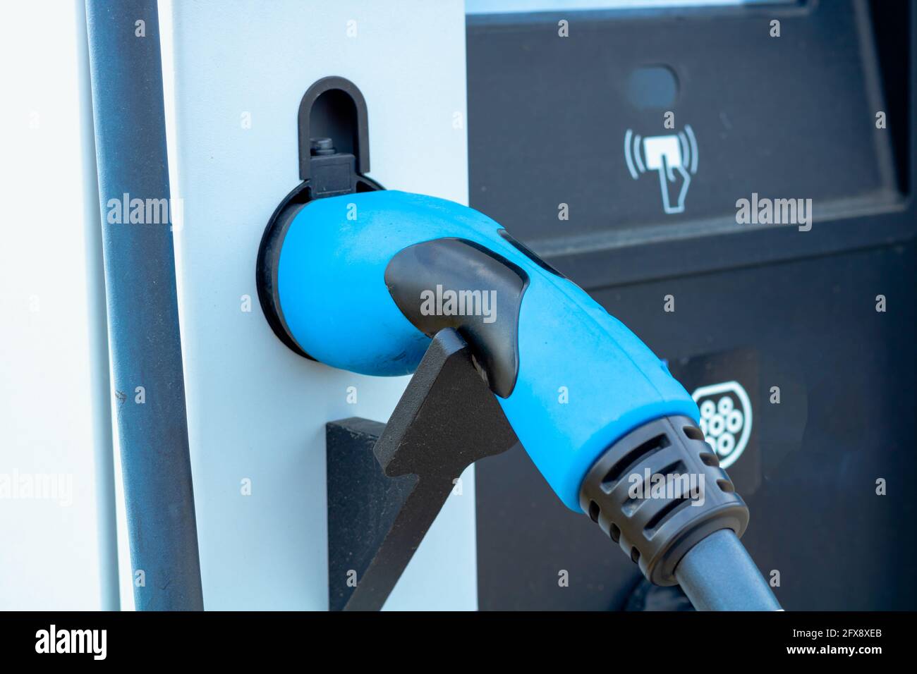 Typen von EV-Ladegeräten in der EV-Ladestation im Fokus. AC EV-Ladegerät. Schnelles Aufladen des EV in der Station. Alternative Energie. Ladestation für Elektroautos. H Stockfoto