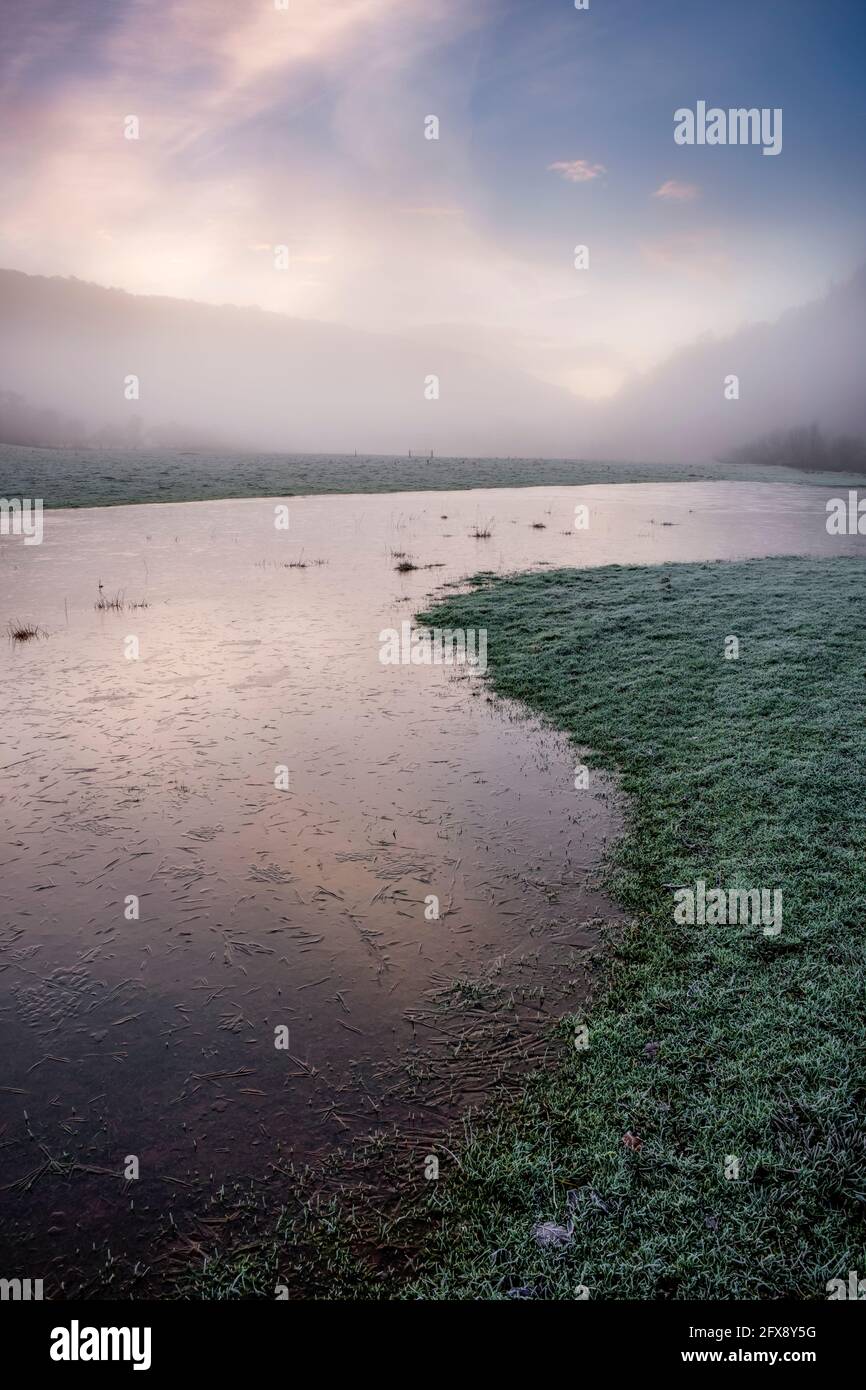 Großer Körper von gefrorenem Hochwasser neben dem Fluss Wye bei Llandogo. Stockfoto