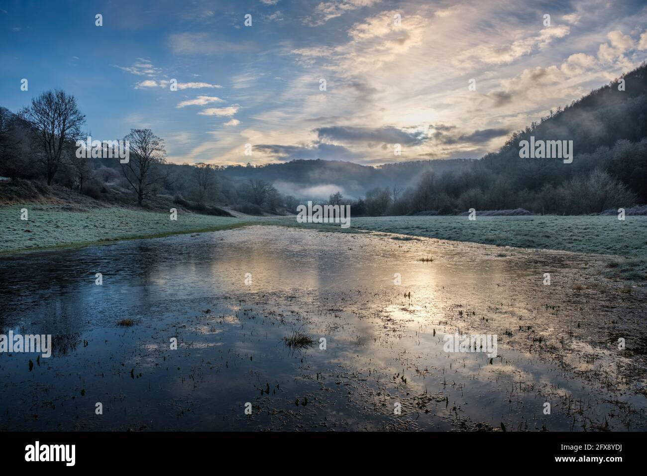 Großer Körper von gefrorenem Hochwasser neben dem Fluss Wye bei Brockweir. Stockfoto