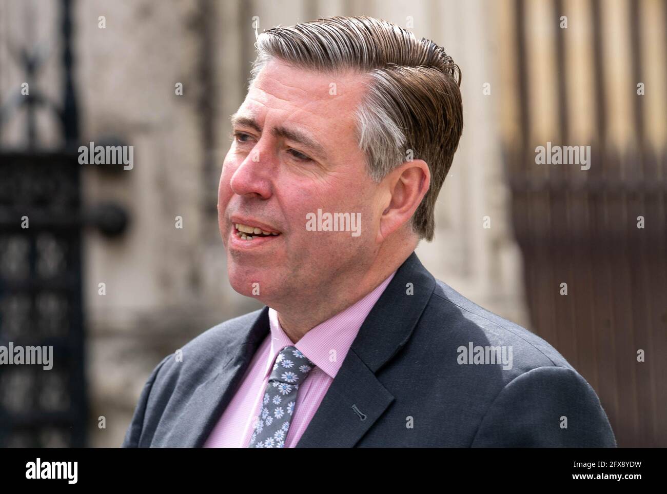 London, Großbritannien. Mai 2021. Sir Graham Brady, Mitglied des Parlaments (MP) für Altrincham und Sale West, Vorsitzender des Ausschusses 1922, trifft im Parlament ein Quelle: Ian Davidson/Alamy Live News Stockfoto