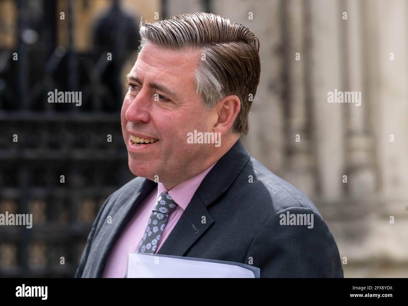 London, Großbritannien. Mai 2021. Sir Graham Brady, Mitglied des Parlaments (MP) für Altrincham und Sale West, Vorsitzender des Ausschusses 1922, trifft im Parlament ein Quelle: Ian Davidson/Alamy Live News Stockfoto