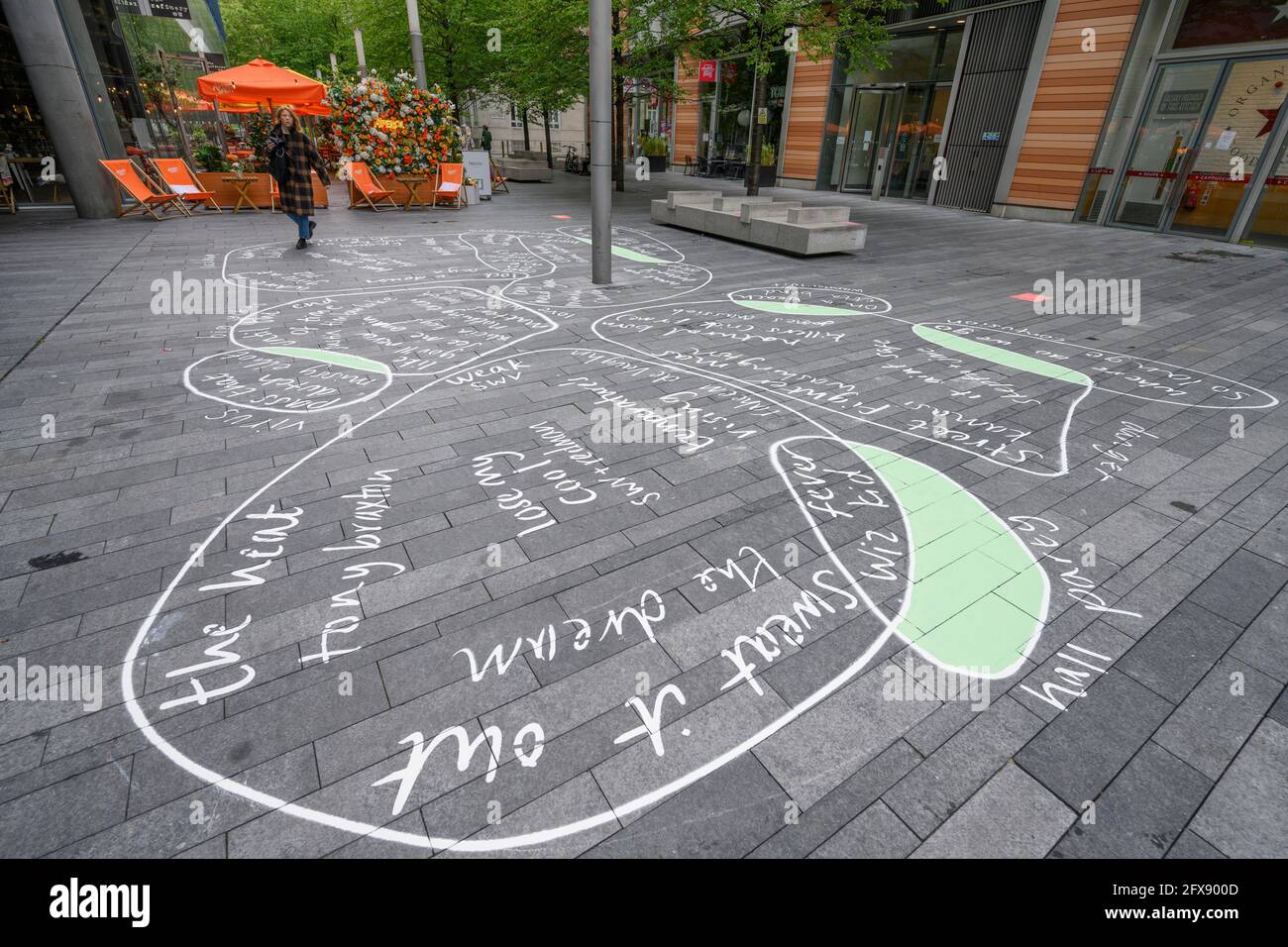 Southwark Street, London, Großbritannien. 26 Mai 2021. Ein einjähriger auftrag von jungen Künstlern aus London während der Sperre für eine Partnerschaft zwischen Tate Collective und Better Bankside. Das Projekt „Beyond Boundaries“ lud fünf aufstrebende Künstler ein, jeweils ein Kunstwerk zu produzieren, das auf Lockerung, Lockerung von Beschränkungen und die Chance reagiert, Menschen wieder zu sehen. Bild: Der Künstler Zeinab Saleh lädt Passanten ein, über die Rolle nachzudenken, die Musik und Kreativität in unserem täglichen Leben spielen, vor allem während einer Zeit der Sperre, die unter dem Titel Tunes for your Head top 2021 steht. Quelle: Malcolm Park/Alamy Live News. Stockfoto