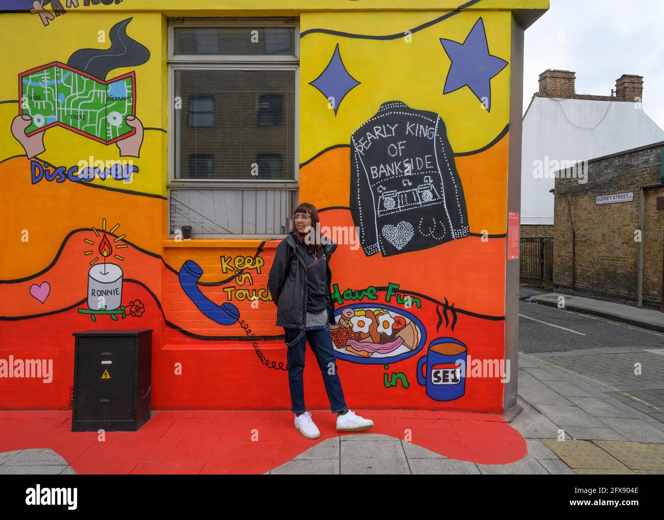 Southwark Street, London, Großbritannien. 26 Mai 2021. Ein auftrag junger Londoner Künstler während der Sperre für eine Partnerschaft zwischen Tate Collective und Better Bankside. Das Projekt, Beyond Boundaries, lud fünf aufstrebende Künstler ein, jeweils ein Kunstwerk zu produzieren, das auf Lockdownn reagiert. Bild: In der Great Suffok Street, gegenüber einem lokalen Café, huldigt die Künstlerin Hannah Hill der Gegend und den Menschen, die dort leben, durch eine Reihe von Motiven, die von gemeinsamen Geschichten und Recherchen inspiriert sind, Titel He(Art) is eveywhere 2021. Quelle: Malcolm Park/Alamy Live News. Stockfoto