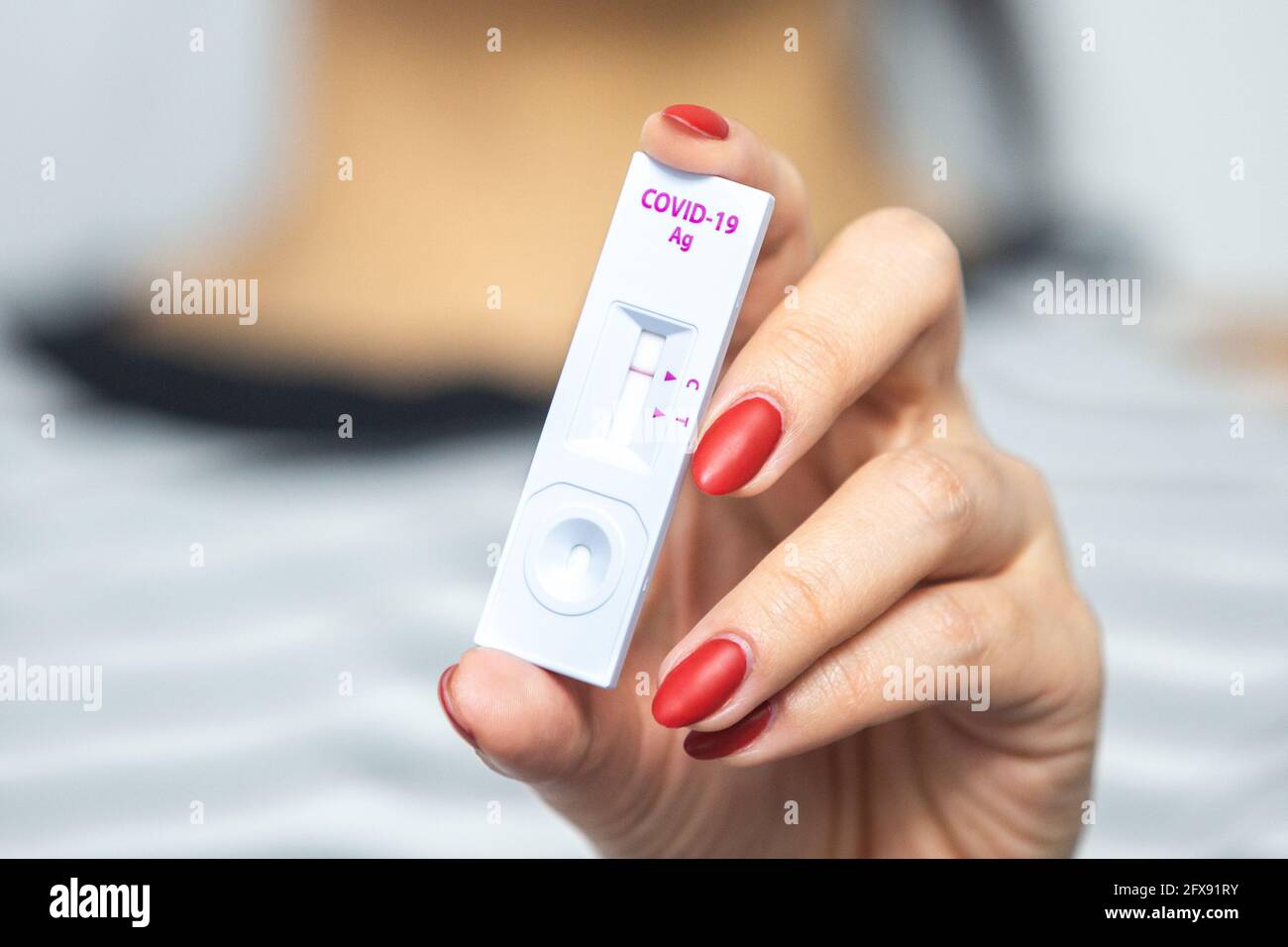 Nicht erkennbare Frau, die ein negatives Ergebnis eines Antigen-Tests auf Coronavirus Covid-19 zeigte. Stockfoto