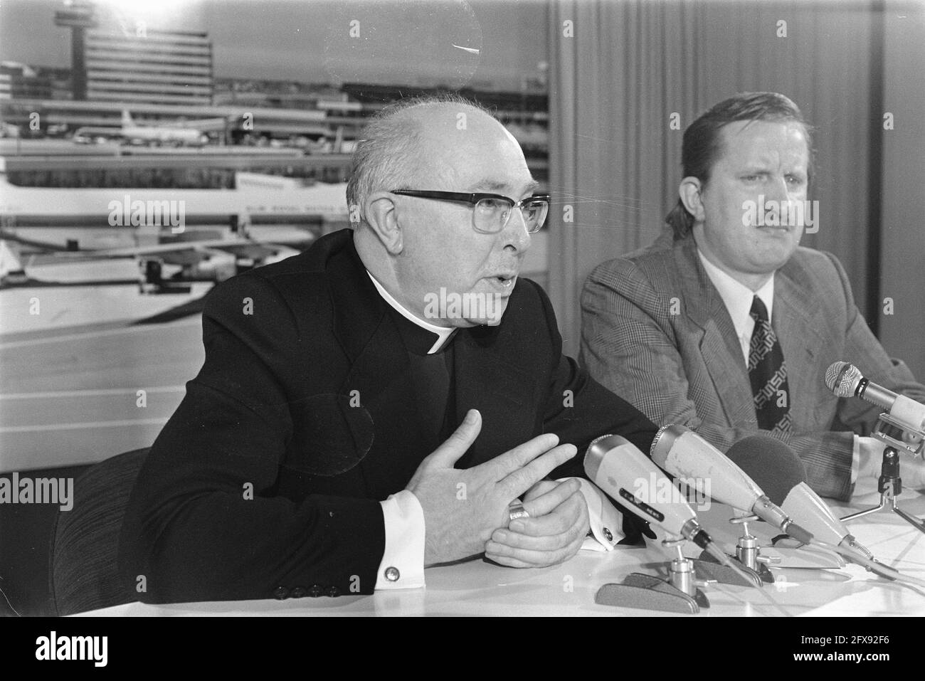 Kardinal Willebrands neuer Bischof von Utrecht am Flughafen Schiphol angekommen; Willebrands während der Pressekonferenz (Schlagzeilen), 3. Februar 1976, Kardinäle, Pressekonferenzen, Niederlande, Presseagentur des 20. Jahrhunderts, Foto, Nachrichten zum erinnern, Dokumentarfilm, historische Fotografie 1945-1990, visuelle Geschichten, Menschliche Geschichte des zwanzigsten Jahrhunderts, Momente in der Zeit festzuhalten Stockfoto