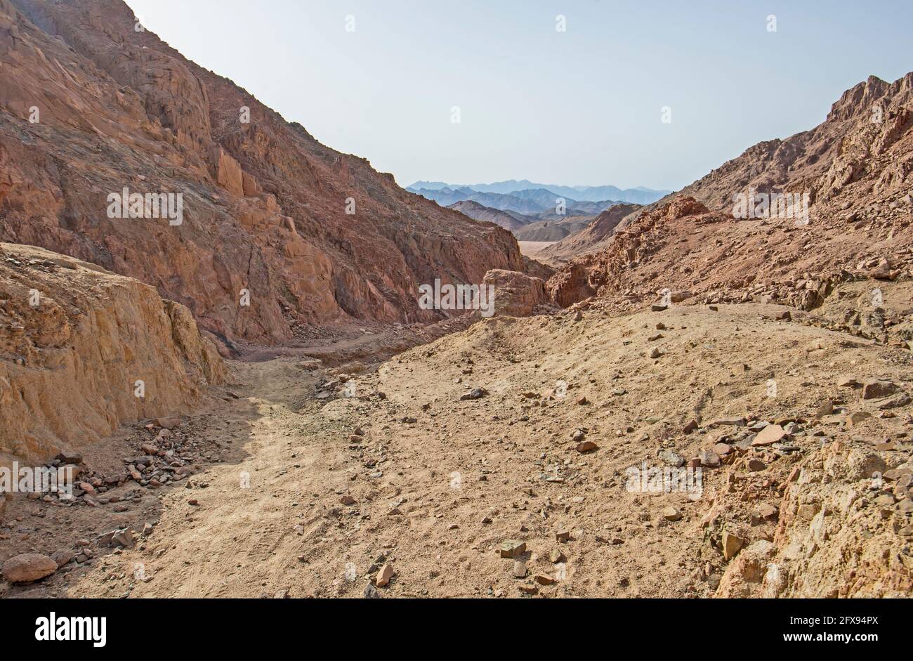Landschaftlich reizvoller Blick auf das Canyon Valley im öden, kargen Osten Wüstengebirge in Ägypten Stockfoto