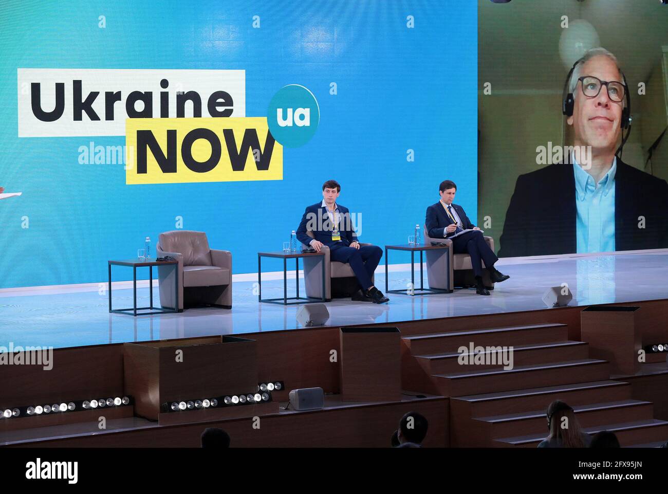 KIEW, UKRAINE - 26. MAI 2021 - Teamleiter der Gruppe Entwicklung der Nationalen Infrastruktur für Geodaten Pilotprojekt Andriy Cherin und Leiter Stockfoto