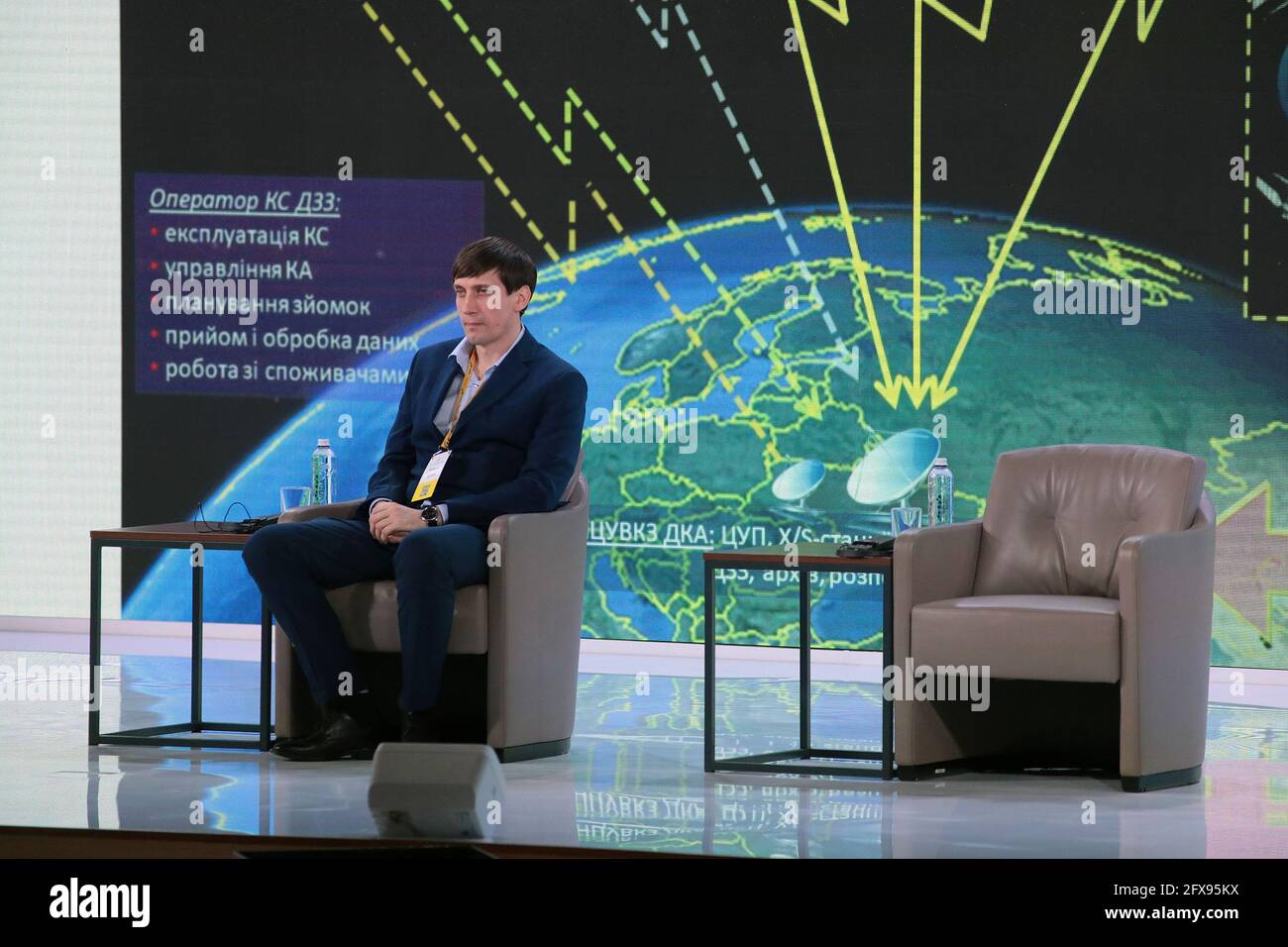 KIEW, UKRAINE - 26. MAI 2021 - Teamleiter der Gruppe zur Entwicklung des Pilotprojekts Nationale Geodateninfrastruktur Andriy Cherin nimmt Teil Stockfoto