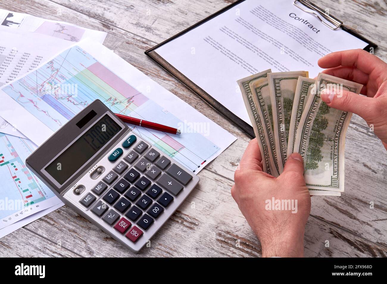 Nahaufnahme der Hände von Geschäftsleuten, die Dollarnoten zählen. Stockfoto
