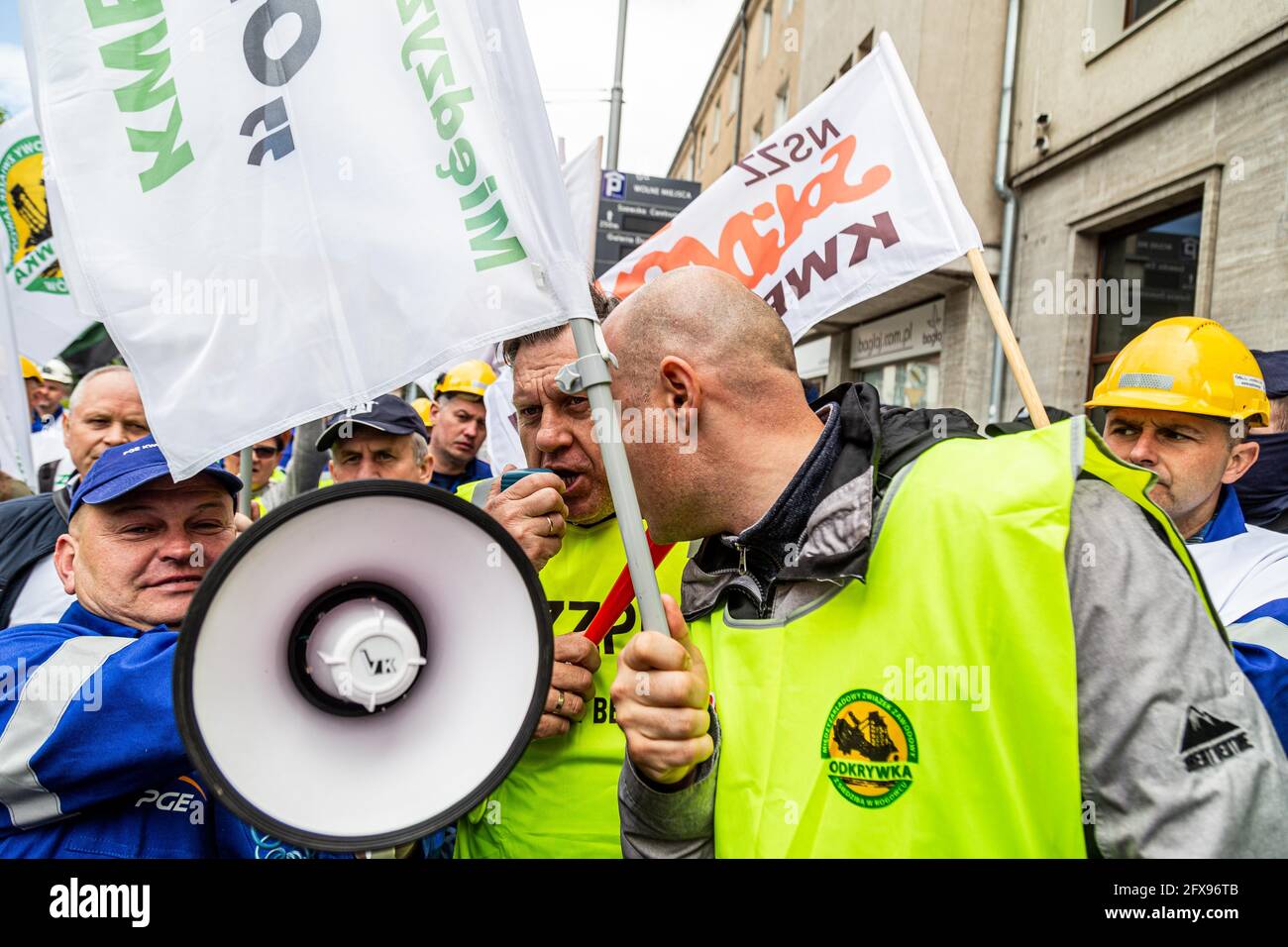 Breslau, Polen. Mai 2021. 26. Mai 2021 Breslau Polen Protest der Bergarbeitergewerkschaften gegen die Entscheidung des EuGH, die Braunkohlemine Turow zu schließen die Gewerkschafter protestierten vor dem Büro der Europäischen Kommission und forderten, die Entscheidung zurückzuziehen und Kohle vor dem Gebäude zu verteilen. Quelle: Krzysztof Kaniewski/ZUMA Wire/Alamy Live News Stockfoto