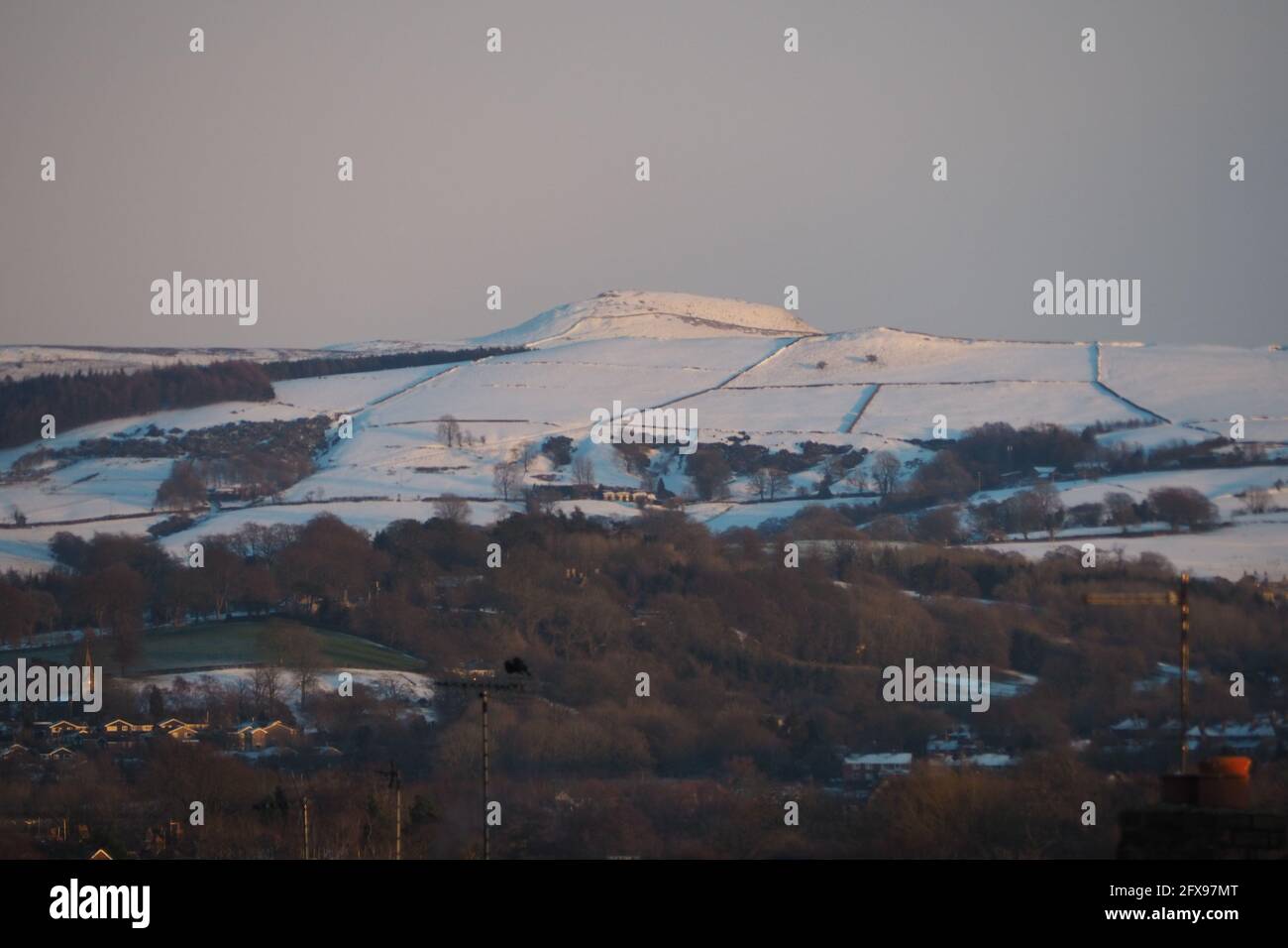 Schneebedeckter Macclesfield Forest mit Blick auf die Landschaft von Ceshire Stockfoto