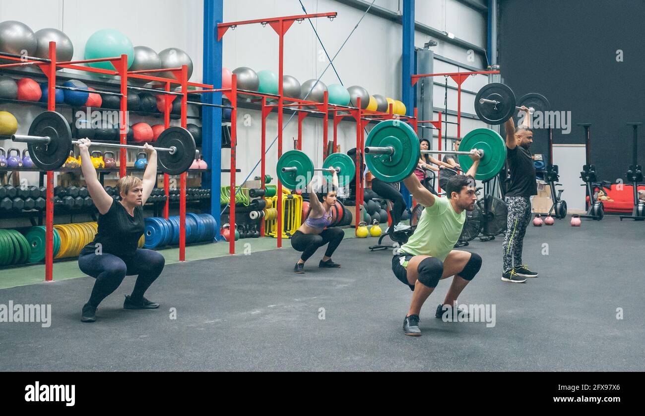 Menschen üben Gewichtheben Gewichte in der Turnhalle Stockfoto