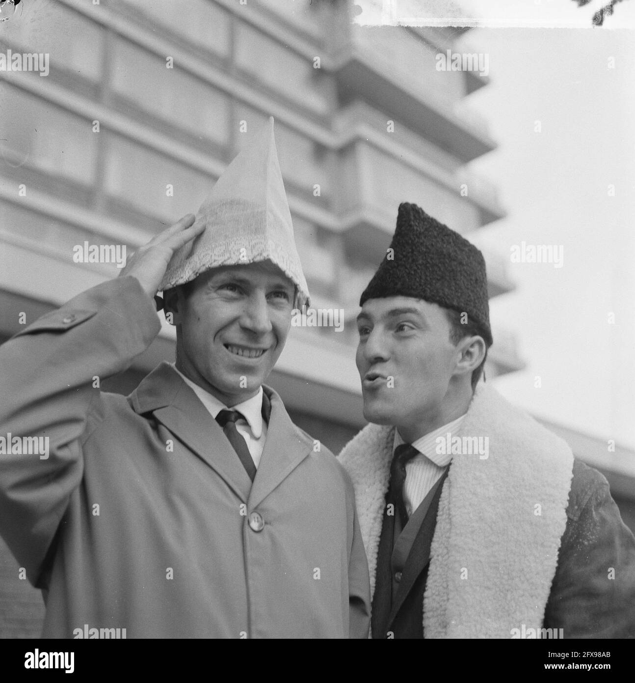 Bobby Charlton und rechts Jimmy Greaves vor dem Hilton Hotel in Amsterdam (mit Hüten), 8. Dezember 1964, Musik, Niederlande, 20. Jahrhundert Presseagentur Foto, Nachrichten zu erinnern, Dokumentarfilm, historische Fotografie 1945-1990, visuelle Geschichten, Menschliche Geschichte des zwanzigsten Jahrhunderts, Momente in der Zeit festzuhalten Stockfoto