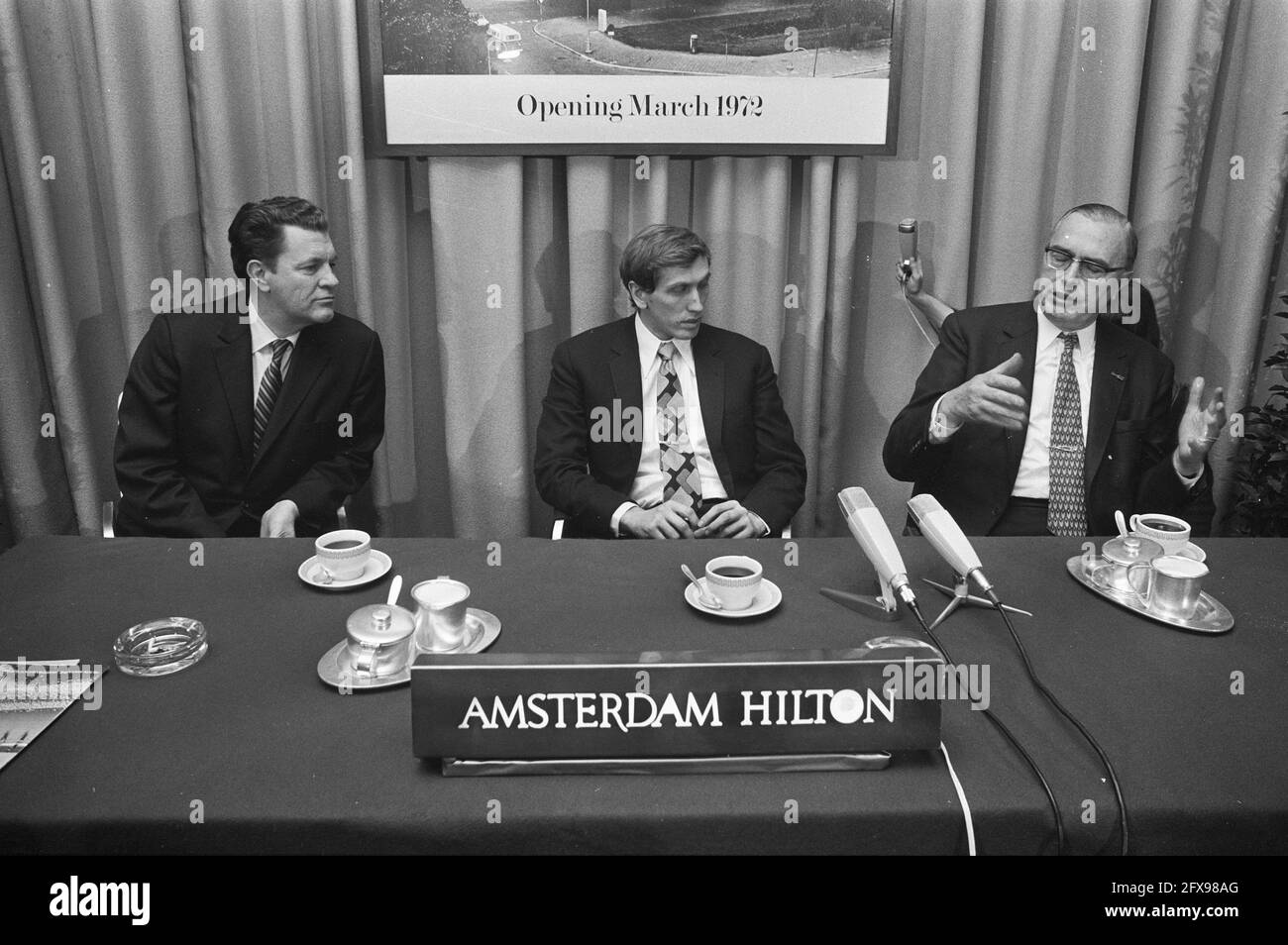 Bobby Fischer (Mitte) im Hilton Hotel in Amsterdam zu Gesprächen mit FIDE-Präsident Max Ewe (rechts) über das WM-Duell mit Boris Spassky. Ed Edmonson (Direktor der amerikanischen Schachföderation), 31. Januar 1972, Schach, Sport, Niederlande, Presseagentur des 20. Jahrhunderts, Foto, Nachrichten zum erinnern, Dokumentarfilm, historische Fotografie 1945-1990, visuelle Geschichten, Menschliche Geschichte des zwanzigsten Jahrhunderts, Momente in der Zeit festzuhalten Stockfoto