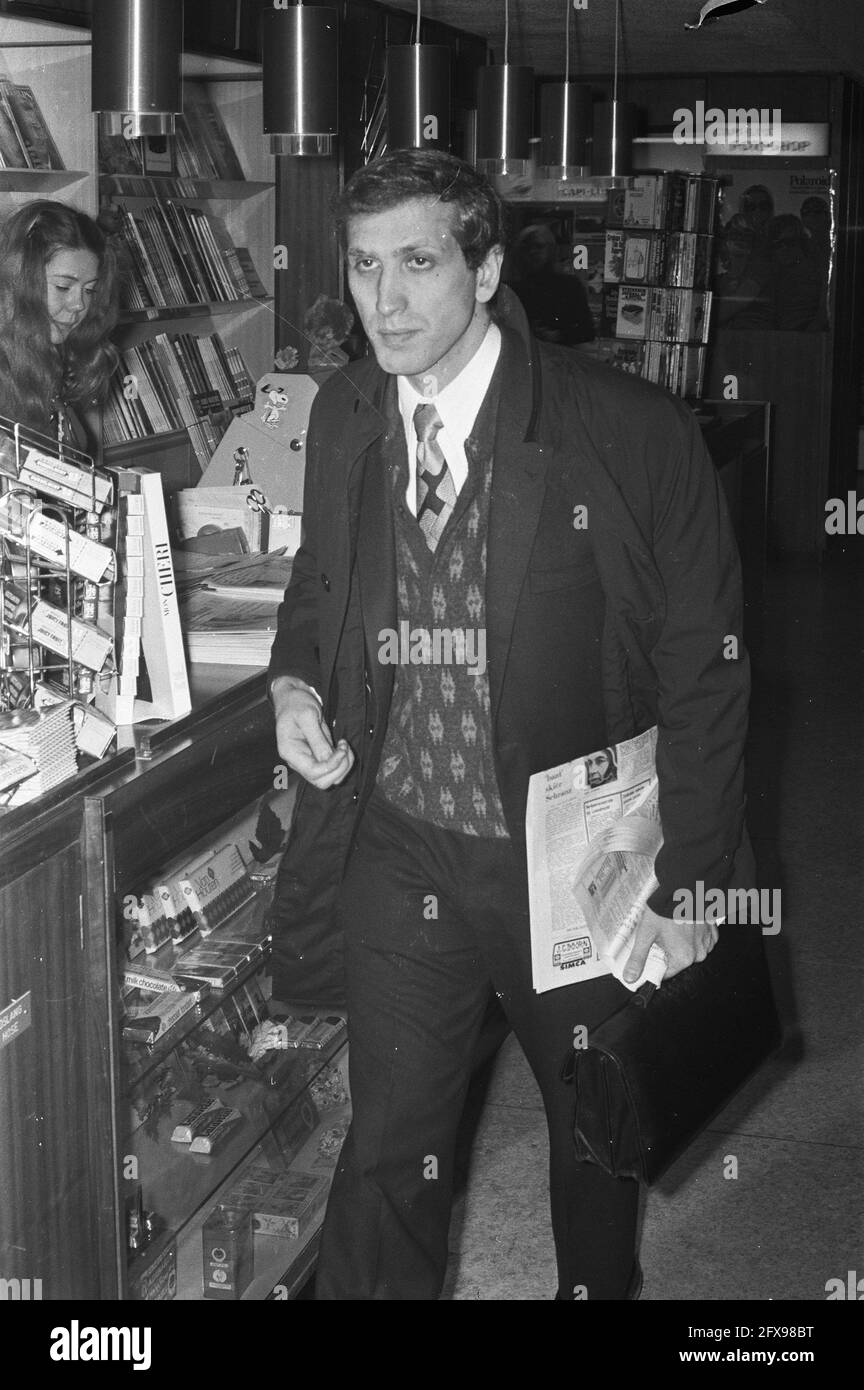 Bobby Fischer in Amsterdam zu Gesprächen mit FIDE-Präsident Max Ewe über das WM-Duell mit Boris Spassky. Fischer kaufte Zeitung, 31. Januar 1972, Zeitungen, Schach, Sport, Niederlande, Foto der Presseagentur des 20. Jahrhunderts, zu erinnerende Nachrichten, Dokumentarfilm, historische Fotografie 1945-1990, visuelle Geschichten, Menschliche Geschichte des zwanzigsten Jahrhunderts, Momente in der Zeit festzuhalten Stockfoto