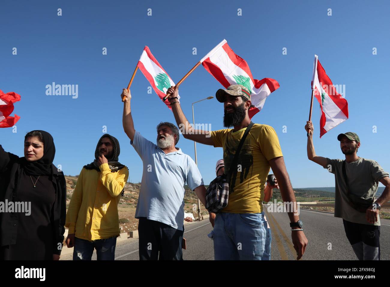 Naqoura, Libanon. Mai 2021. Libanesische Aktivisten demonstrieren am 25. Mai 2021 an der Grenze zwischen Libanon und Israel neben dem Libanon Naqoura. Im Libanon wird der 25. Mai als Fest des libanesischen Widerstands und der Befreiung gefeiert, seit 2000, als die israelische Armee das Land verließ. (Foto: Elisa Gestri/Sipa USA) Quelle: SIPA USA/Alamy Live News Stockfoto