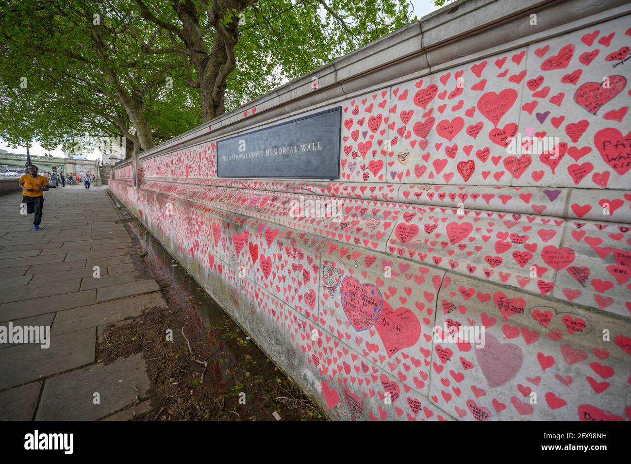 26 Mai 2021. Die National Covid Memorial Wall am Südufer der Rover Thames, gegenüber dem Houses of Parliament, erinnert an diejenigen, die ihr Leben an Covid-19 im Vereinigten Königreich verloren haben. Kredit: Malcolm Park/Alamy. Stockfoto