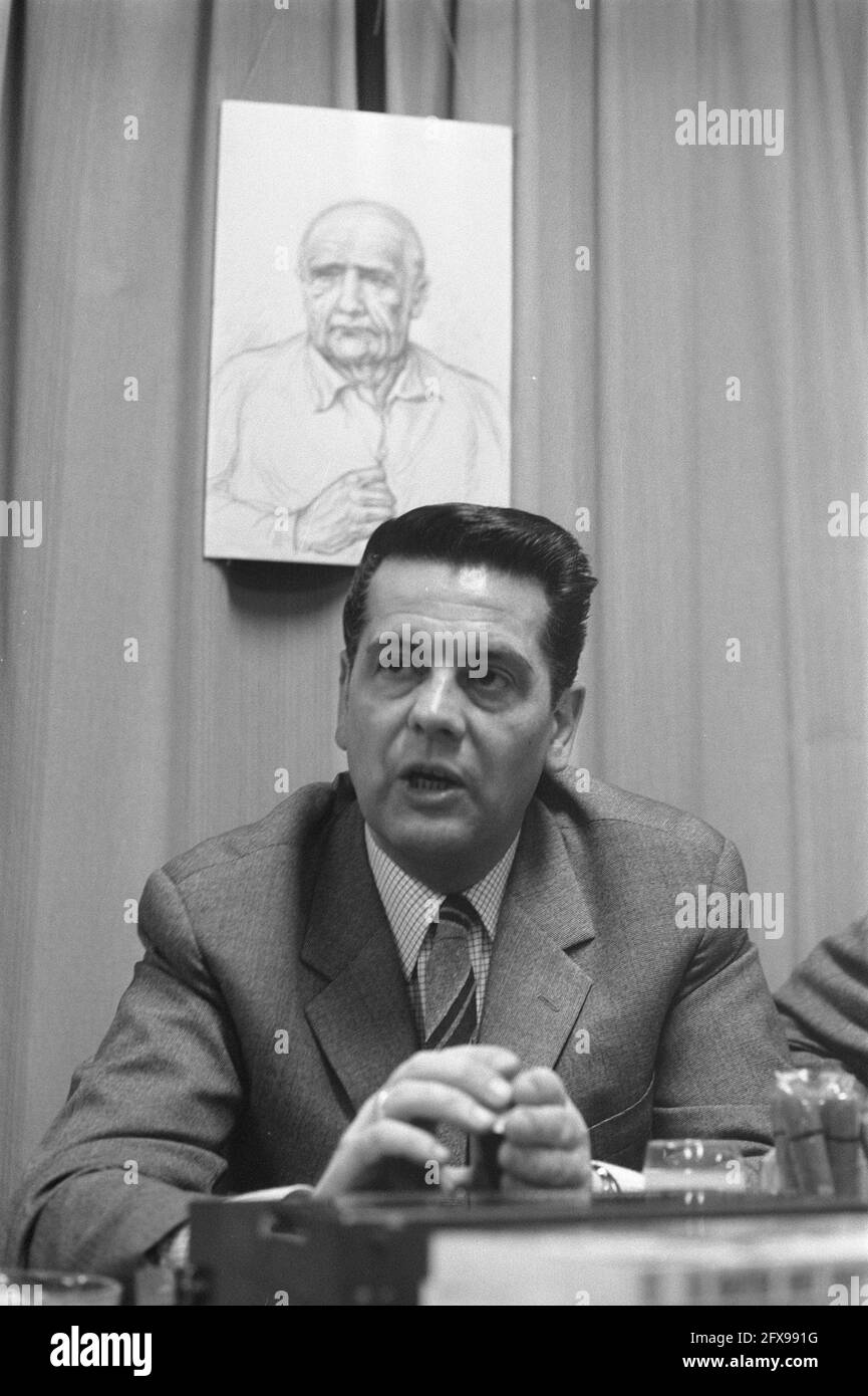 Buch Ich lebte mit Martin Bormann, herausgegeben vom Verlag Born, Pressekonferenz Den Haag . Ex-SS-er Erich Karl Wiedwald erzählt, dass Bormann noch am Leben ist, 13. November 1969, Bücher, Pressekonferenzen, Verlagshäuser, Niederlande, Presseagentur des 20. Jahrhunderts, Foto, zu erinnerende Nachrichten, Dokumentarfilm, historische Fotografie 1945-1990, visuelle Geschichten, Menschliche Geschichte des zwanzigsten Jahrhunderts, Momente in der Zeit festzuhalten Stockfoto