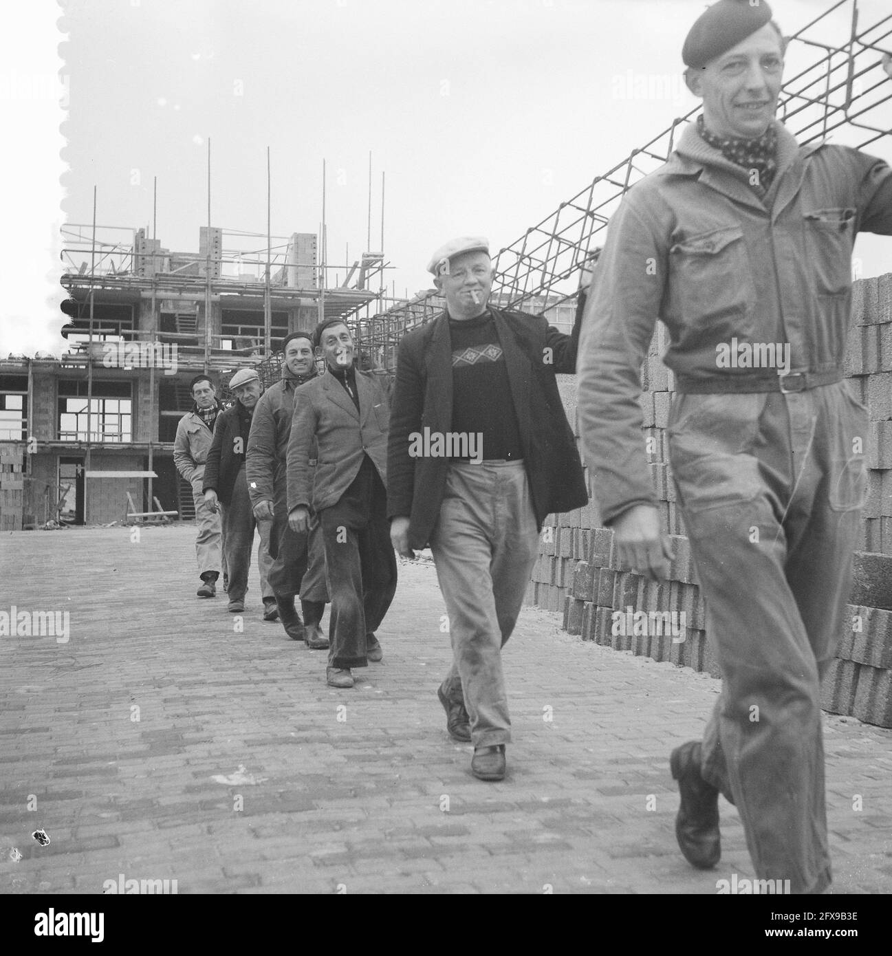 Bauarbeiter sind wieder bei der Arbeit, 22. März 1960, Bauarbeiter, Niederlande, 20. Jahrhundert Presseagentur Foto, Nachrichten zu erinnern, Dokumentarfilm, historische Fotografie 1945-1990, visuelle Geschichten, Menschliche Geschichte des zwanzigsten Jahrhunderts, Momente in der Zeit festzuhalten Stockfoto