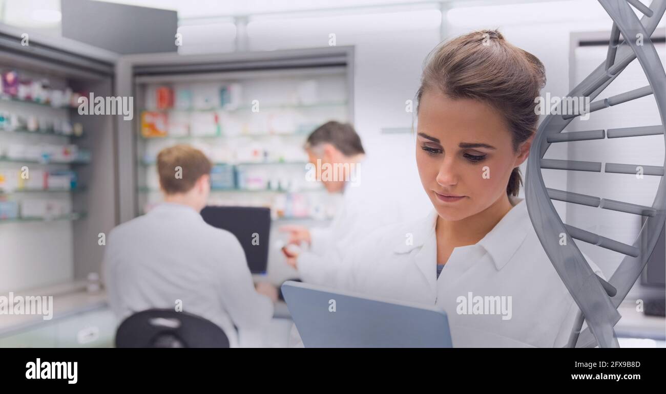 Doppelhelix über einem Apotheker mit Drogerie im Hintergrund, Gesundheits- und Medizinkonzepten Stockfoto