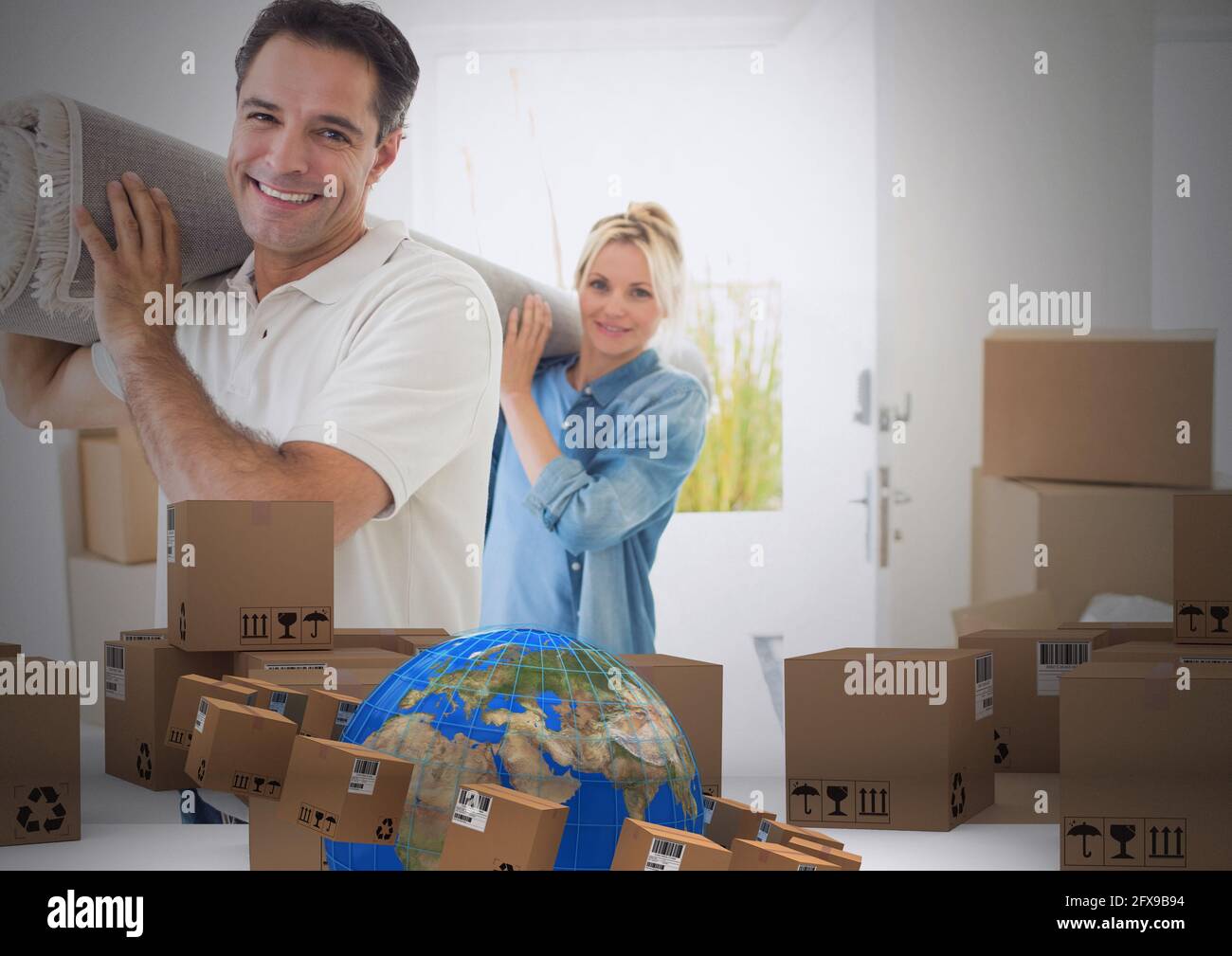 Komposition eines glücklichen kaukasischen Paares in einem neuen Zuhause mit Globus Und Kartons Stockfoto
