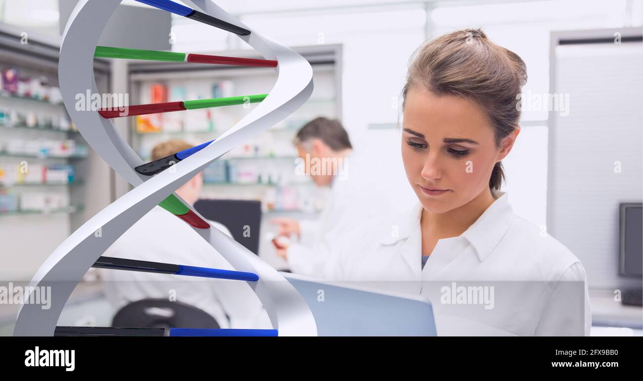 Doppelhelix über einem Apotheker mit Drogerie im Hintergrund, Gesundheits- und Medizinkonzepten Stockfoto