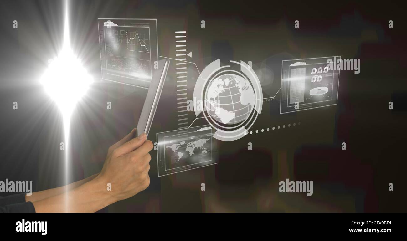 Hands Holding Tablet und digitale Schnittstelle mit Globe-Karte und Informationen zu dunklem Hintergrund Stockfoto