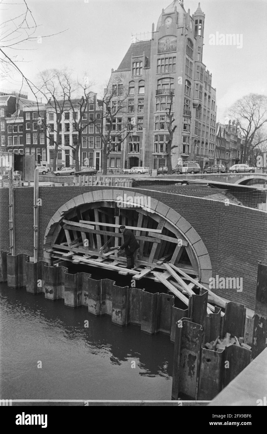 Bau der neuen Brücke über die Leliegracht bei Keizersgracht, 26. März 1981, Bau, Brücken, Niederlande, Presseagentur des 20. Jahrhunderts, Foto, Nachrichten zum erinnern, Dokumentarfilm, historische Fotografie 1945-1990, visuelle Geschichten, Menschliche Geschichte des zwanzigsten Jahrhunderts, Momente in der Zeit festzuhalten Stockfoto