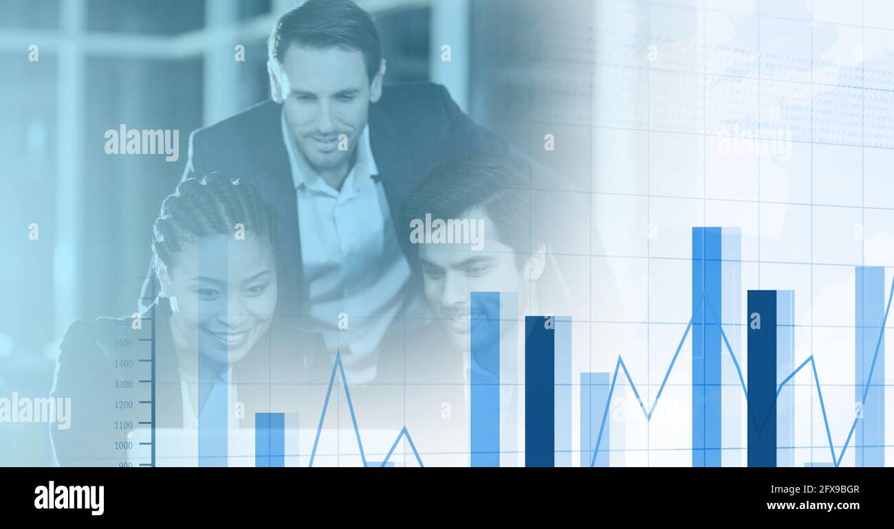 Zusammensetzung von Diagrammen über verschiedene Gruppe von Geschäftsleuten in der Moderne Büro Stockfoto