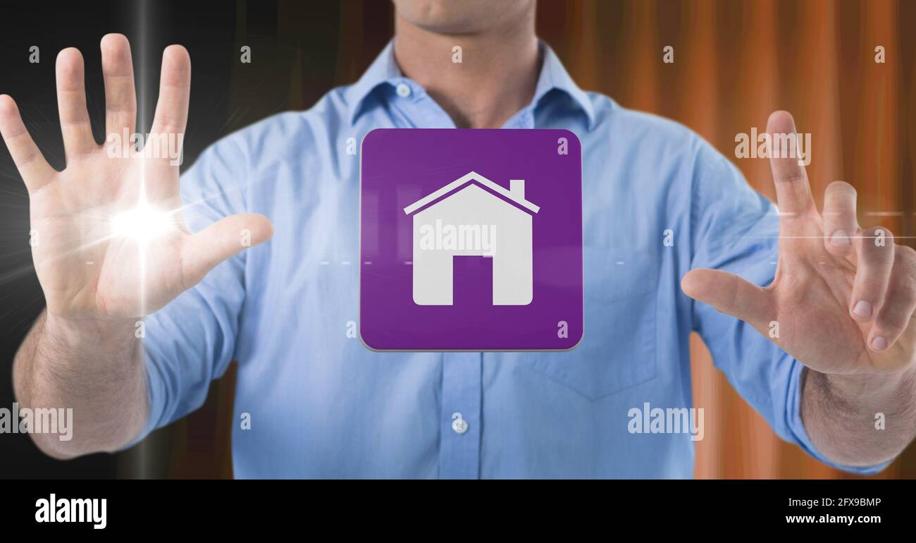 Komposition aus lächelndem Geschäftsmann, der den Bildschirm mit dem Symbol für das digitale Zuhause berührt Stockfoto