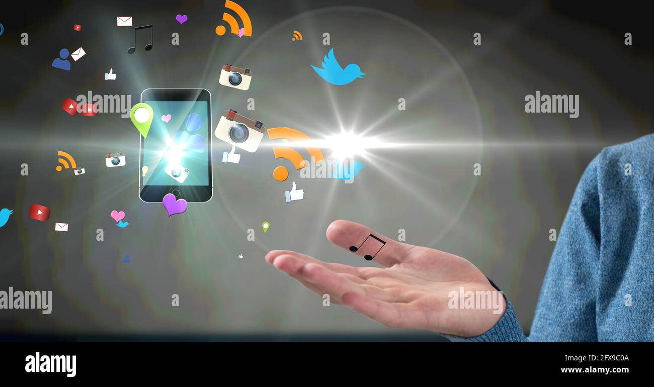 Zusammensetzung der digitalen Online-Icons, die mit dem Smartphone über die der Geschäftsfrau schweben Hand Stockfoto