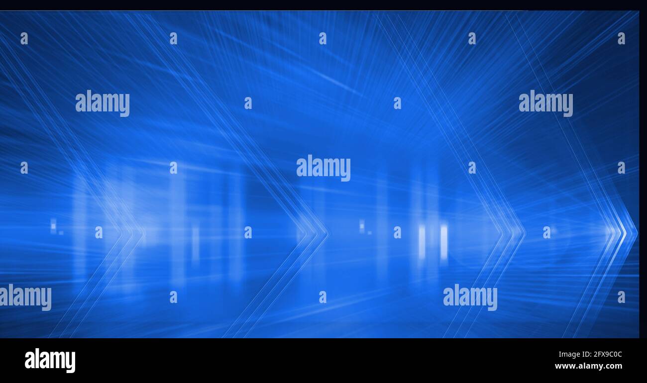 Zusammensetzung aus leuchtend blauen Lichtstrahlen und Chevrons über der Dunkelheit Leerer Bürobereich im Hintergrund Stockfoto