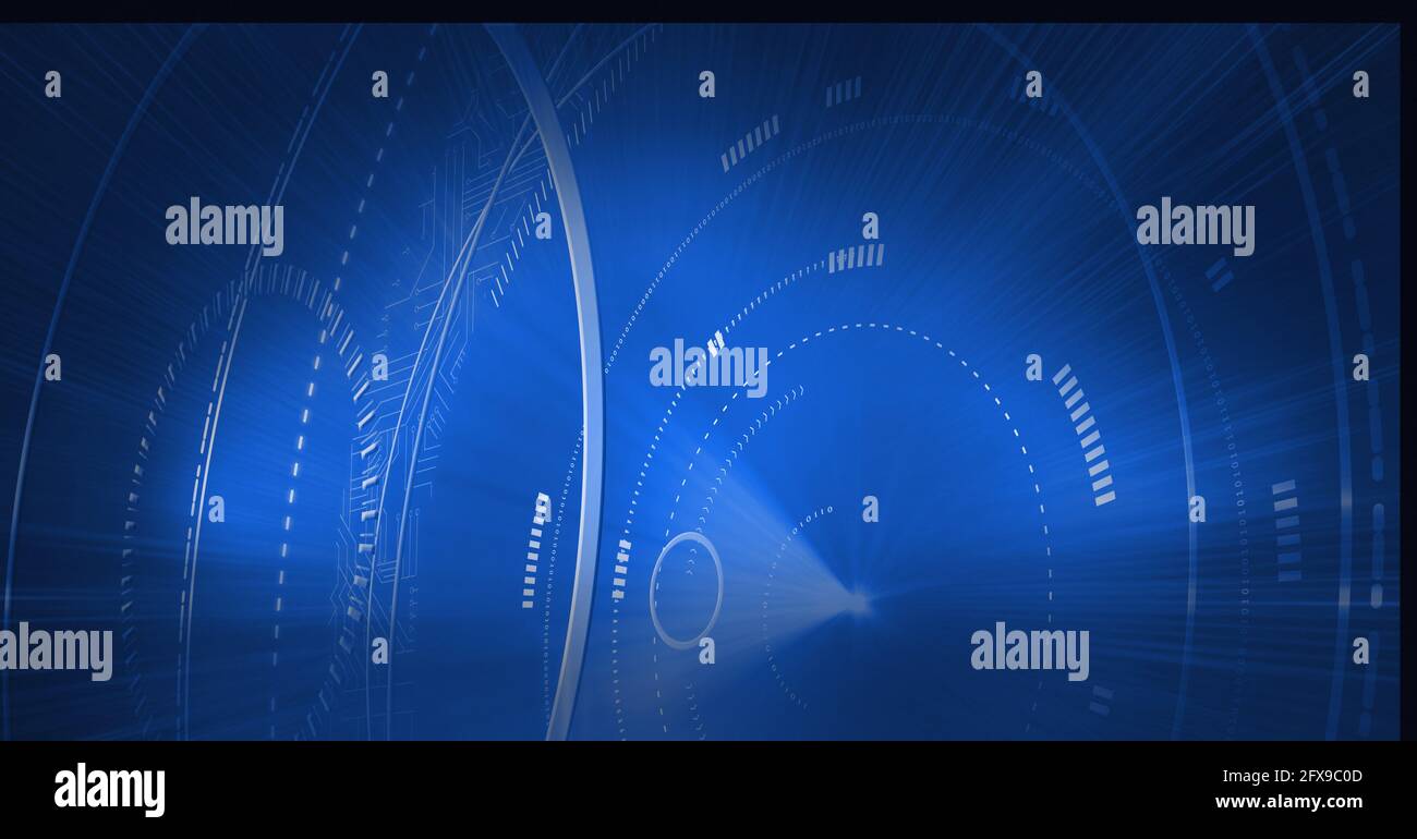 Zusammensetzung von leuchtend blauen Lichtstrahlen und kreisförmigem Scope über Dunkler Hintergrund Stockfoto