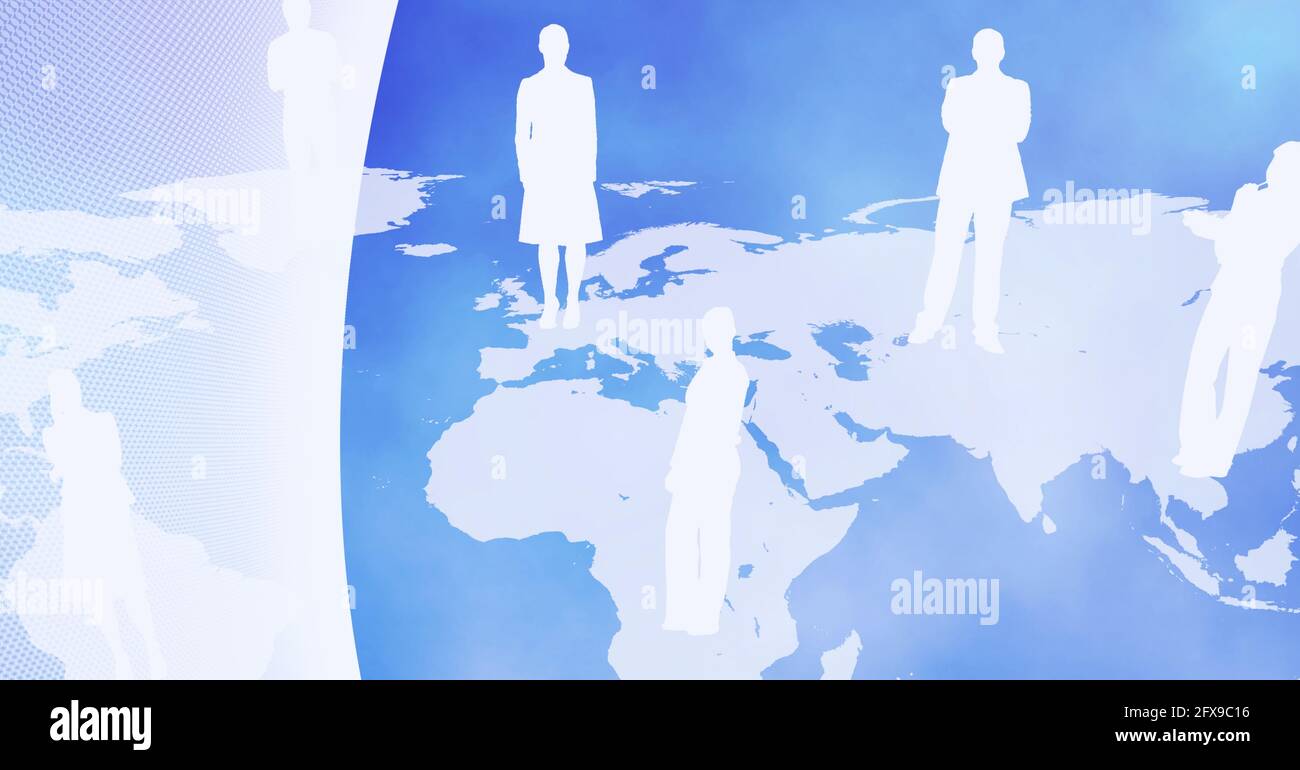 Zusammensetzung des Netzwerks von Silhouetten der Menschen über Weltkarte auf Blauer Hintergrund Stockfoto
