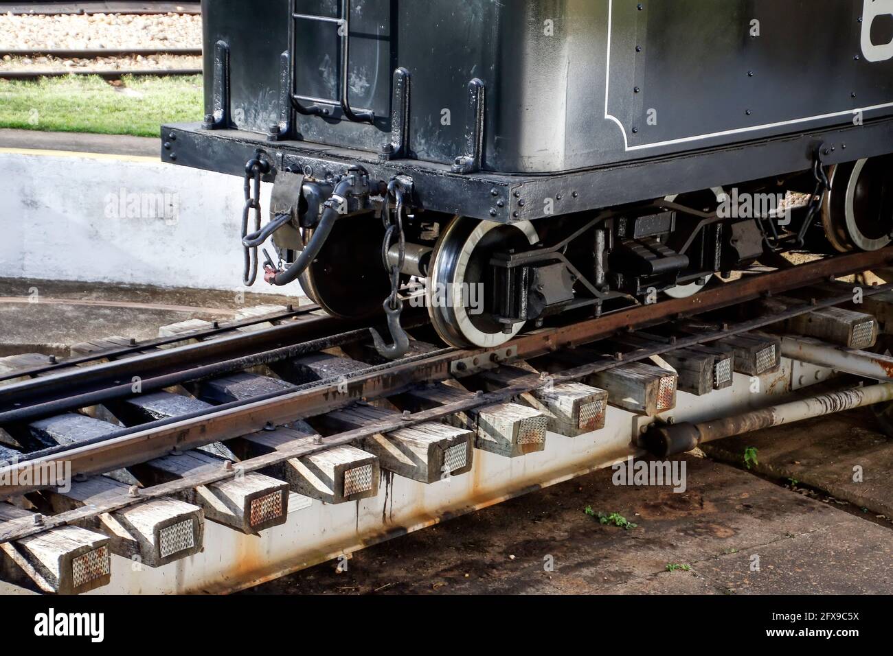 Minas Gerais, Brasilien - 25. Mai 2019: Spurweite Detail auf Lokomotive maria fumaca in Bewegung am Bahnhof der historischen Stadt Tiradentes, Innenraum von M Stockfoto