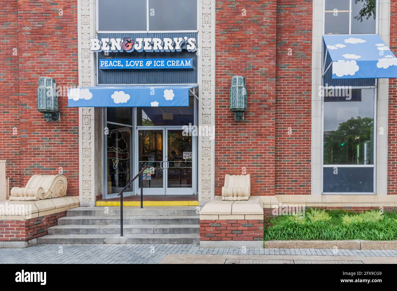 CHATTANOEGA, TN, USA-10 MAY 2021: Vorderansicht von Ben & Jerrys Gebäudeeingang, Schild und Logo. Eine Person, die drinnen sitzt. Stockfoto