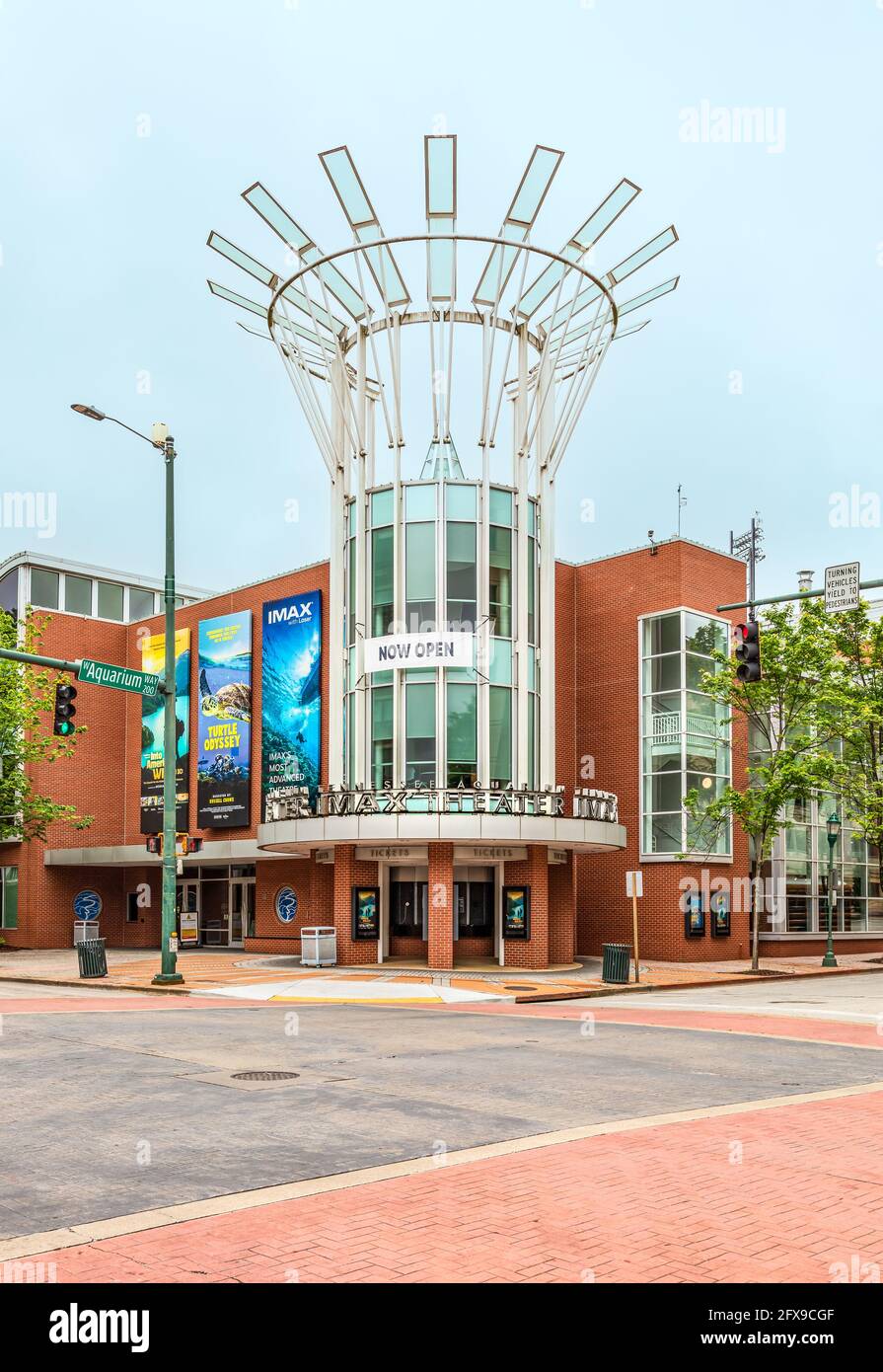 CHATTANOOGA, TN, USA-10 MAY 2021: Vertikales Bild von Gebäude, Festzelt und Wappen des Tennessee Aquarium 3D Imax Theatre. Stockfoto