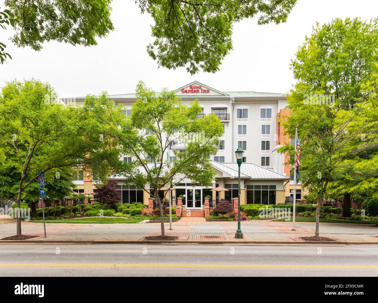 CHATTANOOGA, TN, USA-10 MAY 2021: Vorderseite des Hilton Garden Inn, mit üppigem Frühlingsgrün. Stockfoto