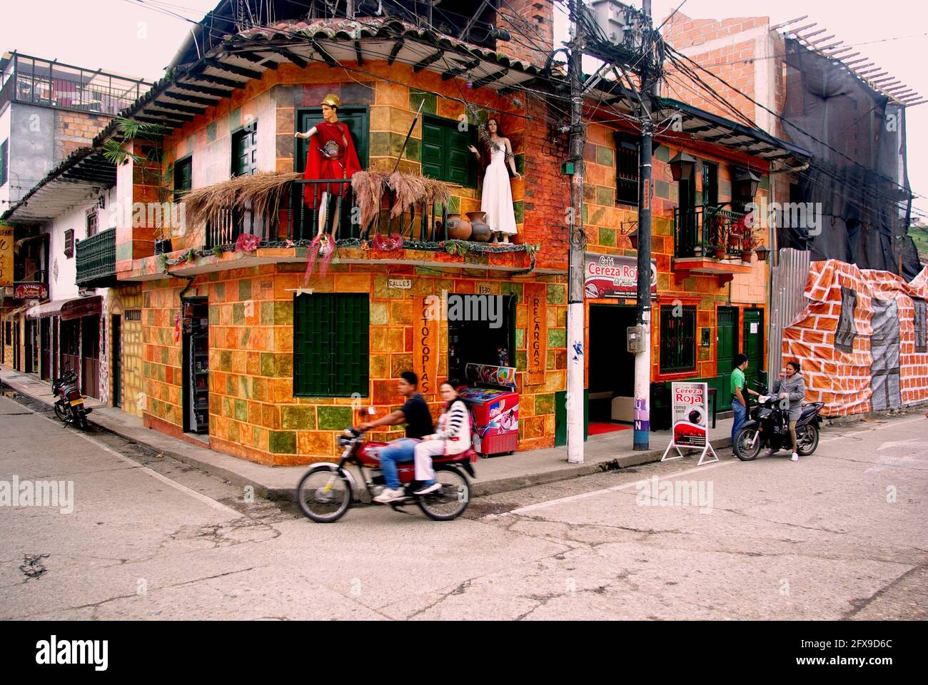 Hell bemalte und dekorierte Geschäfte und Häuser, San Agustin, Kolumbien, Südamerika Stockfoto