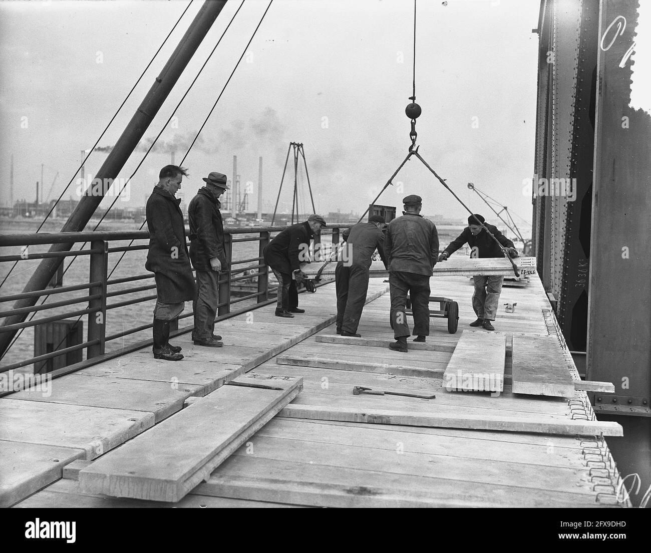 Bau einer neuen Brücke über die Alte Maas, 15. April 1954, BRUG, Bau, Niederlande, Presseagentur des 20. Jahrhunderts, Foto, Nachrichten zum erinnern, Dokumentarfilm, historische Fotografie 1945-1990, visuelle Geschichten, Menschliche Geschichte des zwanzigsten Jahrhunderts, Momente in der Zeit festzuhalten Stockfoto