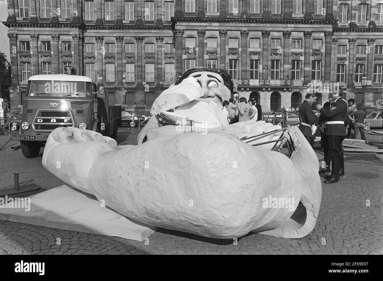 Baugigant auf dem Staudamm als Teil der Aktion Amsterdam Giant City die Teile auf dem Staudamm, 1. Juni 1978, Giants, Niederlande, Foto der Presseagentur des 20. Jahrhunderts, News to remember, Dokumentarfilm, historische Fotografie 1945-1990, visuelle Geschichten, Menschliche Geschichte des zwanzigsten Jahrhunderts, Momente in der Zeit festzuhalten Stockfoto