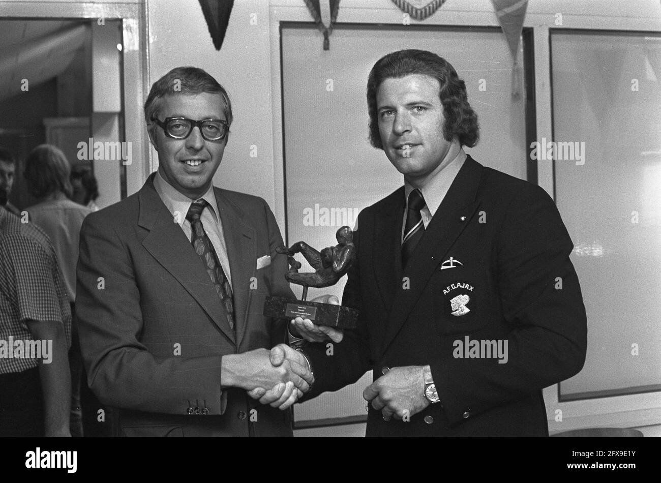 Torwart Heinz Stuy (rechts) erhält die Tonnie van Leeuwen-Trophäe aus den Händen von Jacques Hogewoning (Vorsitzender Paid Soccer KNVB), 12. August 1973, Torhüter, Sport, Trophäen, Fußball, Vorsitzende, Niederlande, Foto der Presseagentur des 20. Jahrhunderts, Nachrichten zu erinnern, Dokumentarfilm, historische Fotografie 1945-1990, visuelle Geschichten, Menschliche Geschichte des zwanzigsten Jahrhunderts, Momente in der Zeit festzuhalten Stockfoto